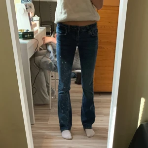 Lågmidjade utsvängda jeans - Ett par blå lågmidjade utsvängda jeans från zara. Midjemått: 34 cm Innerbenslängd: 80 cm
