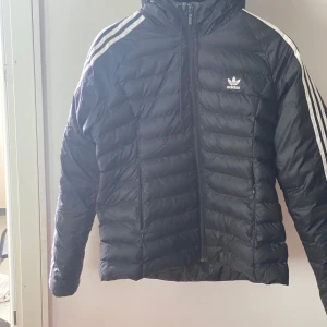 Adidas  - Adidas-jacka i fint skick. Strl 42 (närmare 40). 