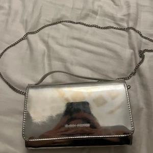 Carin Wester väska 🤍 - Säljer denna fina väska ifrån Carin Wester pågrund utav att jag inte använder den. Den är lite solblekt som framkommer på första bilden därav är priset så lågt 🤍