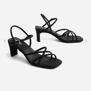 Sandaletter/ klackskor  - Säljer mina fina sandaletter som inte kommer till användning😊nypris 450kr