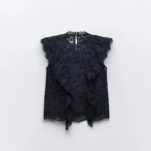 Mörkblå spetsblus - Intressekoll på min mörkblåa spetsblus från zara då den inte används, men är inte helt säker på om jag vill sälja. Helt slutsålt och mycket eftertraktad. Skriv privat om ni har några frågor💞