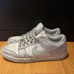 Dunk low grey fog - Säljer ett par grey fog dunks, Behövs tvättas men annars i helt ok skick. Undersidan bra skick. 