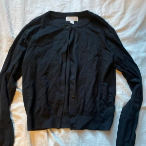 Kofta  - En svart kofta med knappar från hm fint skick
