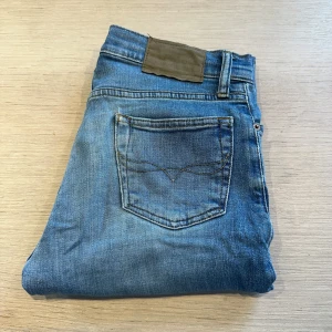 Polo Ralph Lauren Jeans sullivan slim  - Jag säljer dessa tvär feta Ralph Lauren sullvian slim jeansen som är i jätte bra skick med inga defekter. Nypris är ca 1300kr. Om ni har några andra frågor eller funderingar så är det bara att dm:a mig!🙌