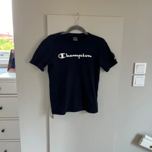 Champion tshirt  - Barn:L 13/14år Mörkblå Små hål