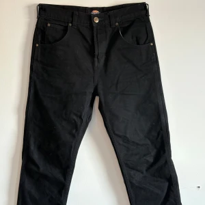 Svarta byxor från Dickies - Snygga svarta byxor från Dickies.