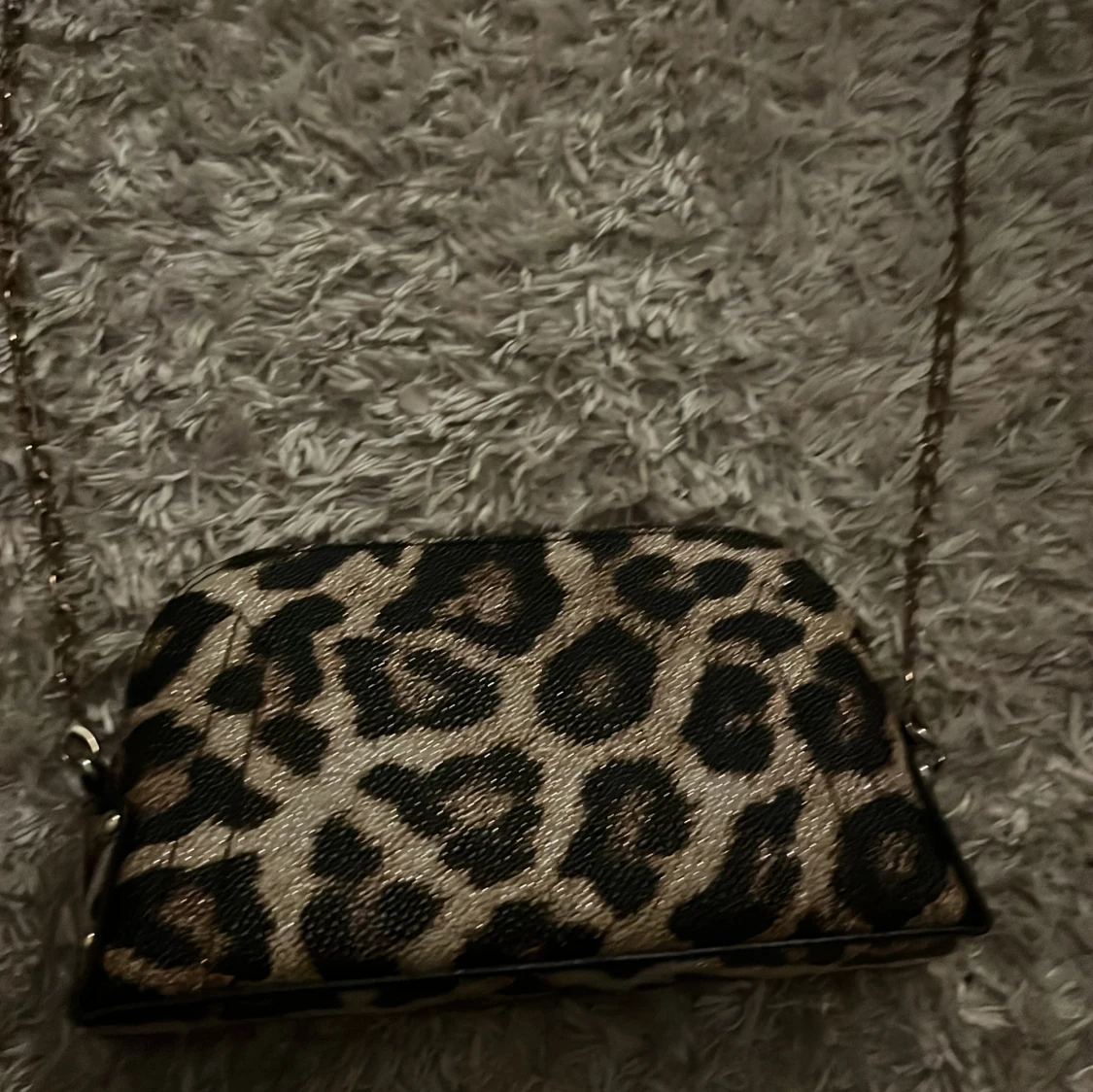 Leopardmönstrad axelväska med kedja