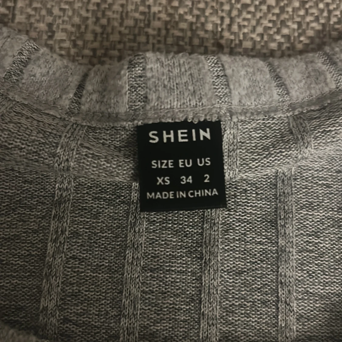 Grå ribbad croppad tröja från Shein - 1