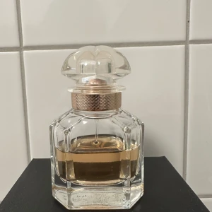 Mon Guerlain Eau de Parfum 30 ml - Lite mer än hälften kvar, jätte god parfym! Men används inte längre tyvärr