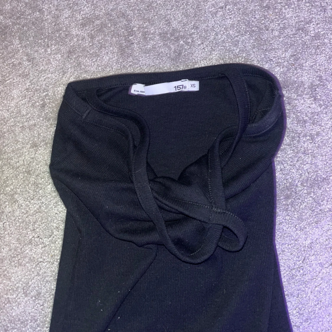 Svart klänning med korsade axelband - 2