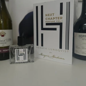Next Chapter Perfume Vol. 1 parfym av Morgan Maddison - Upptäck Next Chapter Perfume Vol. 1, en exklusiv doft från Henrik Lundqvist. Flaskan har en elegant, rektangulär design med ett svart lock och stilrena linjer i svart och guld på etiketten. Perfekt för den som söker en sofistikerad och modern doftupplevelse. Prefekt för våren och är en fantastisk doft. Aldrig använd, 100ml kvar av 100ml! Original pris på hemsidan 2000kr, mitt pris 1499kr! Tveka inte att skriva för mer frågor eller funderingar💯