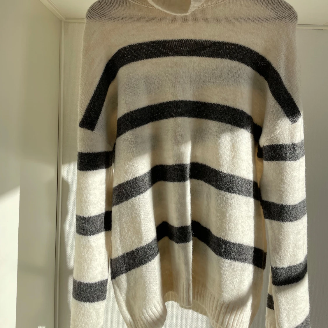 Randig polotröja i svart och vit M oanvänd  - 3