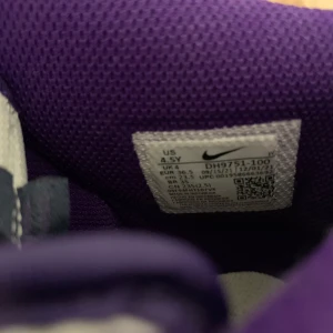 Nike dunk high - Snygga Nike sneakers i lila och vitt med klassisk snörning. Nypris ligger på 1100 använda 1 gång