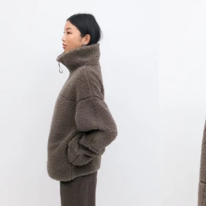 Brun teddyjacka Gina Tricot  - Teddyjacka från gina, aldrig använd med lapparna kvar i storlek S. Slutsåld