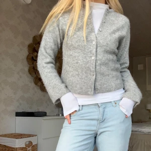 Grå kofta från & Other Stories - Säljer grå kofta från & Other Stories. Jättefin att ha till vår outfits❤️