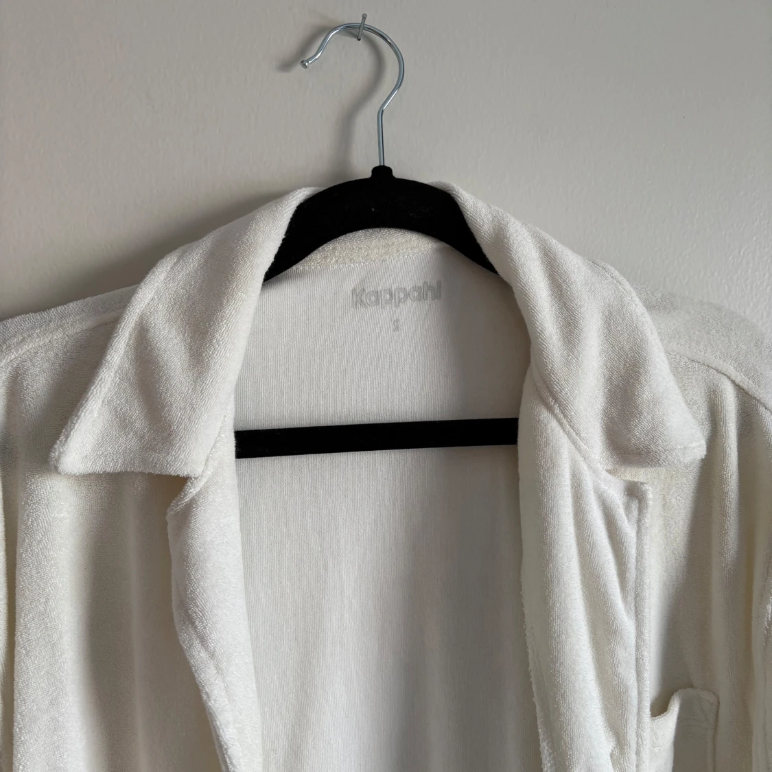 Vit kortärmad frotté skjorta. - 2