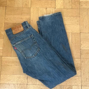 Levis 501 jeans  - Ett par jävligt snygga Levis 501 jeans i storlek i storlek 28/32. Passar verkligen perfekt till allt! Skriv vid övriga frågor eller för fler bilder 