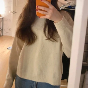 Stickad tröja - Söt cremevit stickad tröja! (lite nopprig)🤍