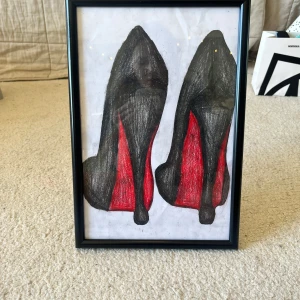 Christian Louboutin poster (läs beskrivning) - Jättesnygg poster med Christian Louiboutin motiv. Kontakta mig innan du trycker på köp nu då jag kanske har ändrat mig över att sälja den här postern. Ungefär A4 mått men klippt på sidorna så att de ska få plats i ramen. En ram kvar så det är först till kvarn. Om du vill ha en ram, blir det +25 kr. 