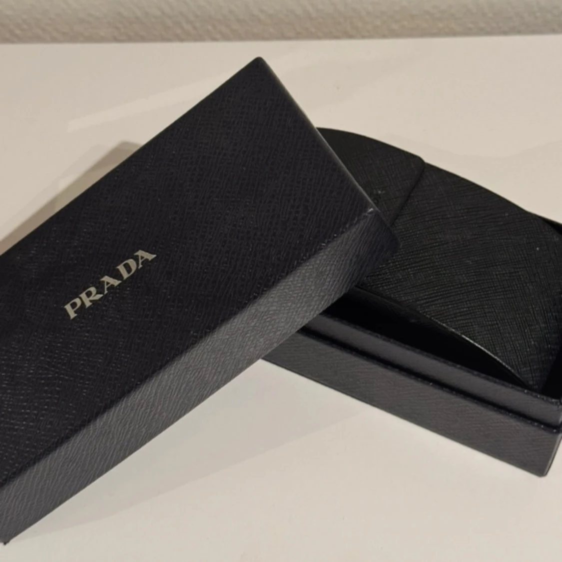 Svarta solglasögon från Prada - 4