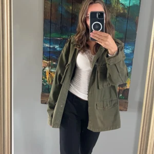 Militärgrön jacka - Säljer denna militärgröna vårjacka från Gina tricket i storlek M men passar även S.