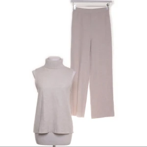 Beiget sett från Zara - Snyggt beiget sett med tröja och byxor  från Zara i ett mjukt material. Byxorna har en loose passform och är högmidjade, vilket ger en avslappnad look. Perfekt för en stilren och samtidigt en bekväm outfit. Ny pris ligger på 600kr men säljer för 359