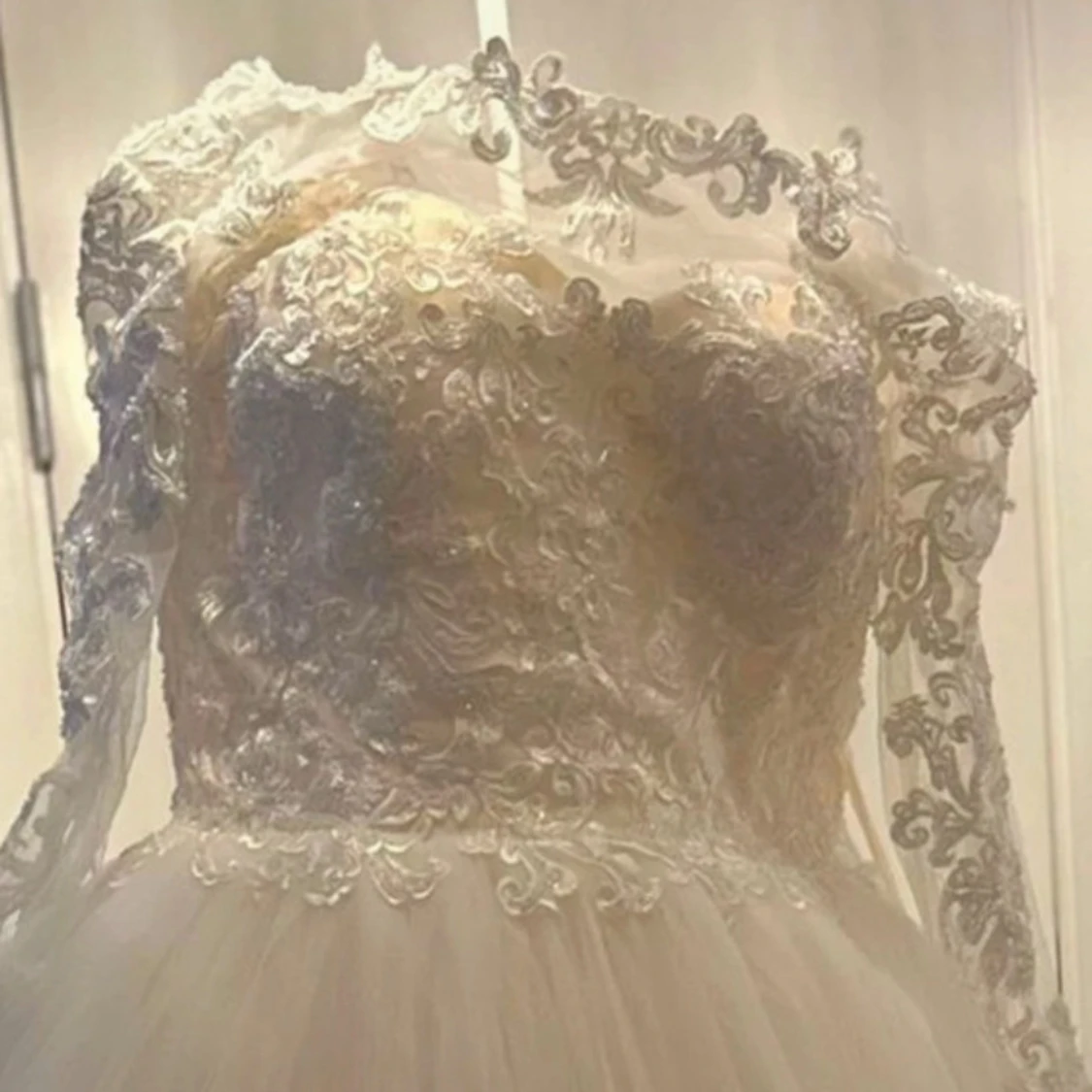 Vit spetsklänning med lång ärm