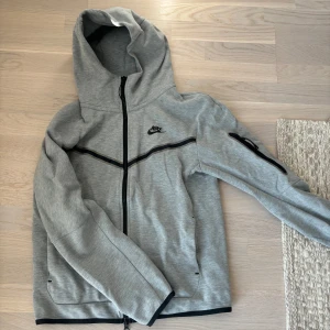 Nike tech grå - Grå Nike tech, storlek S, pris 550kr