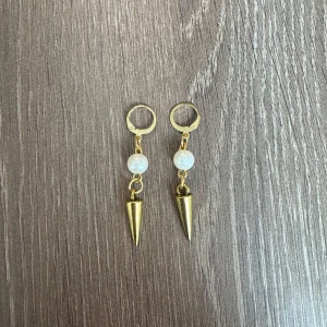 Guldplaterade örhängen med 2 pärlor  - Snygga, handgjorda, nickelfria, Guldplaterade örhängen med två vita pärlor. Perfekta för att ge en edgy touch till din outfit.
