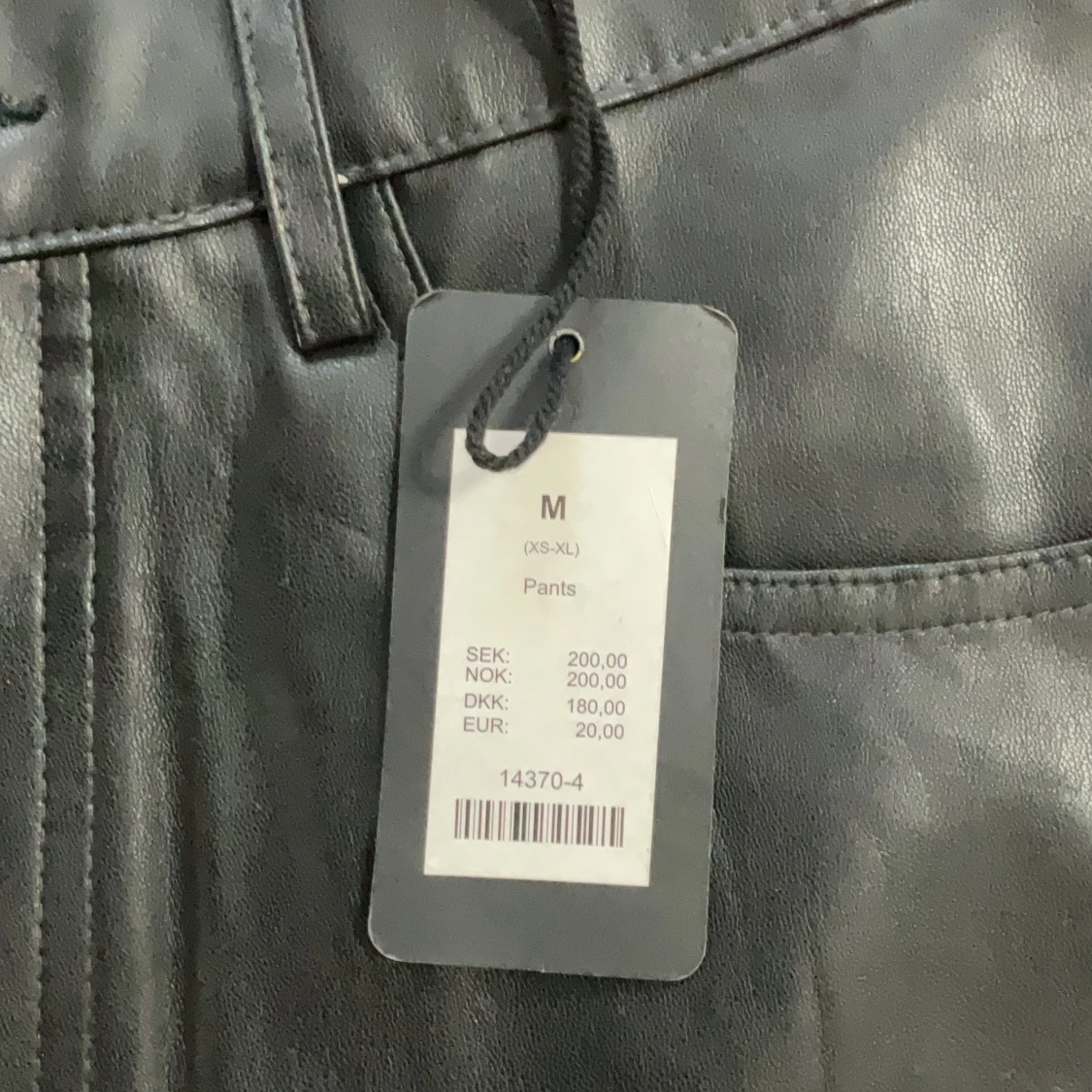 Svarta byxor i syntetmaterial - 1