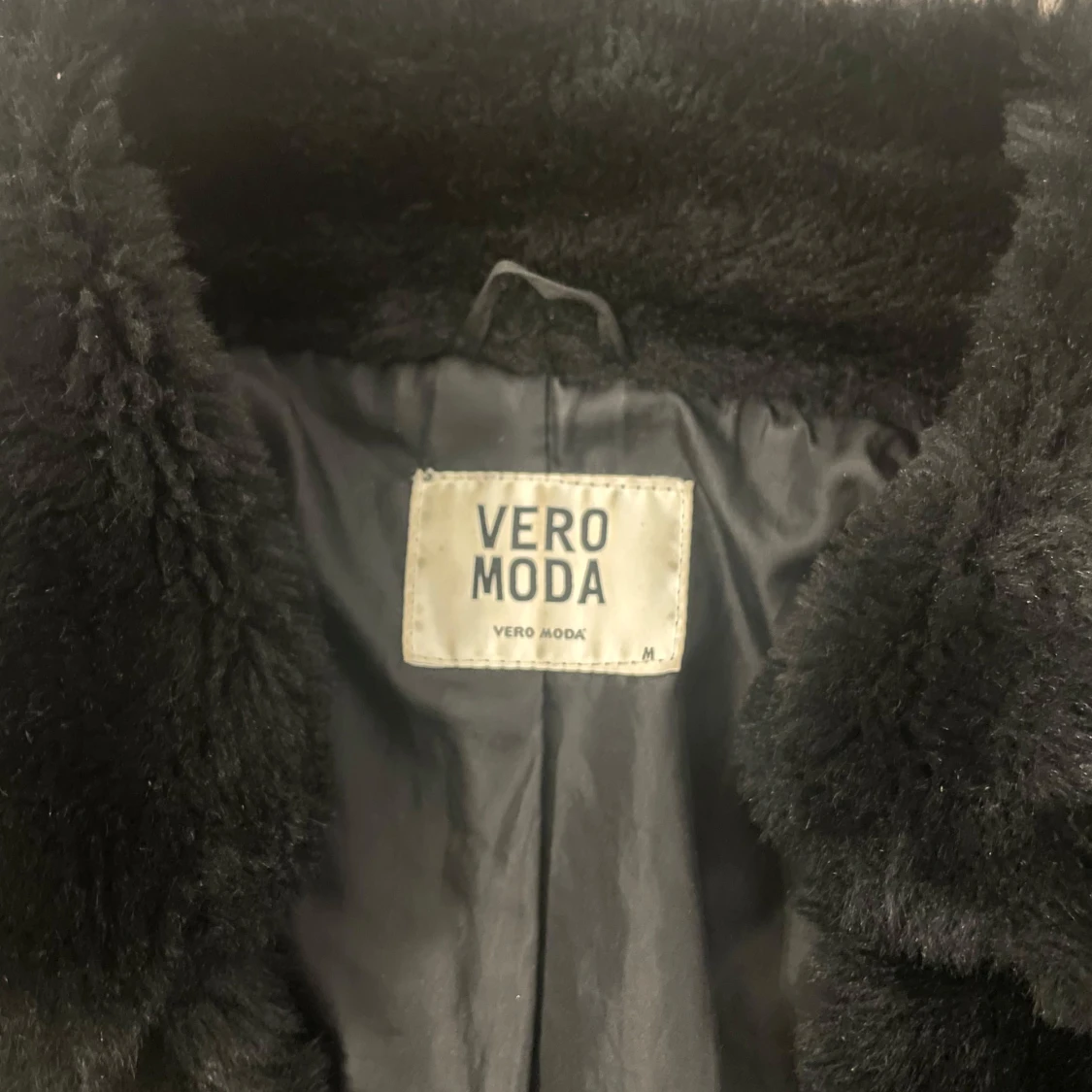 Svart pälsjacka från Vero Moda - 3