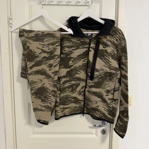 Nike Tech Tracksuit Camo - Kofta och byxor
