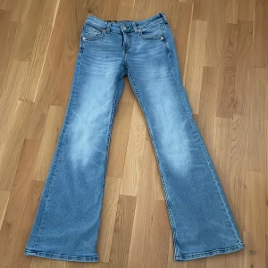 Blå low flare jeans H&M - blå lågmidjadr flare jeans från H&M. Är helt nya och har inte används. Storlek 36