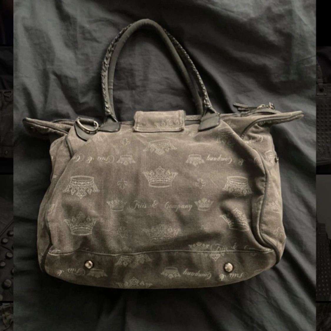 Svart axelväska med stjärndetaljer - 2