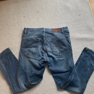 Blåa jeans från Tiger of Sweden  - Snygga blåa jeans som är lite skadade på bakfickorna, syns knappast när man har på dem. Nypris 1500kr. Storlek 31/30