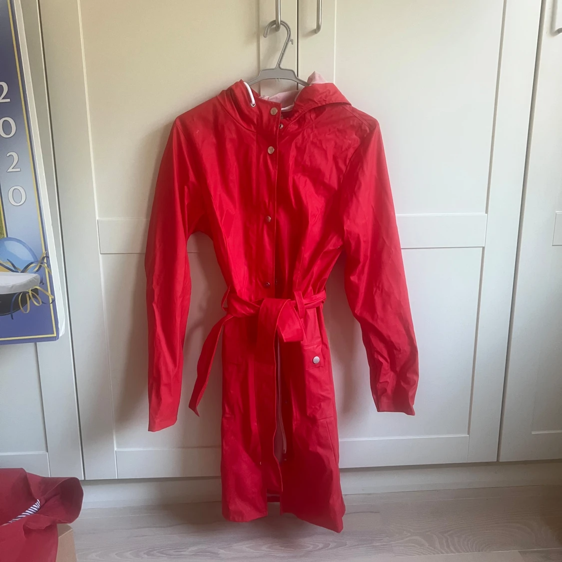 Röd regnjacka från Rains - 1