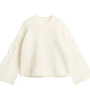 arket stickad tröja mohair vit - säljer den populära mohair slutsålda stickade vita tröjan från arket i superbra skick😇sååå fin men kommer tyvärr inte få användning för den