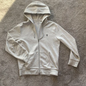 Grå hoodie från Ralph Lauren - En fet hoodie från Ralph Lauren med zipper. Storlek S, nästan aldrig använd i super bra skick