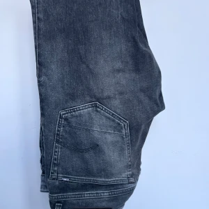 Gstar jeans - Snygga grå jeansbyxor med en klassisk femficksdesign. Perfekta för en avslappnad stil. De har en rak passform och är tillverkade i ett slitstarkt material.
