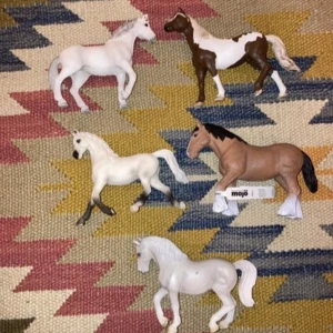 Schleich hästar  - Säljer 4 schleich hästar. 45kr/st. En står lite snett (bild 3) 40kr.         Skriv vilken du vill ha innan du köper! Annonsen ligger uppe på flera sidor
