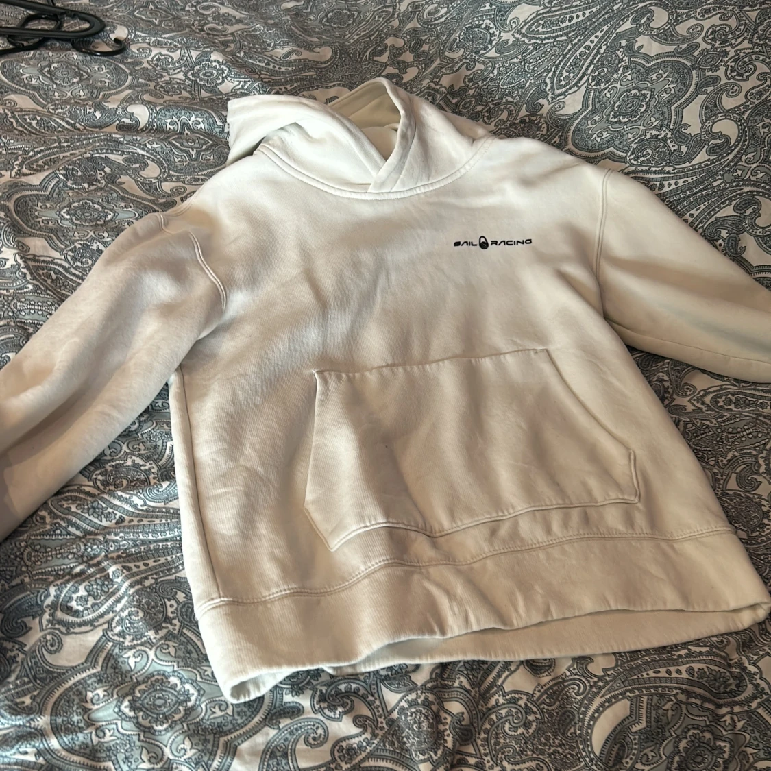 Vit hoodie från Sail Racing