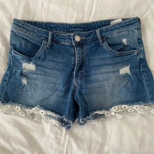 Jeans shorts - Super söta jeans shorts med spets tyvärr för stora för mig dom är ca 40cm tvärs över🫶🏻
