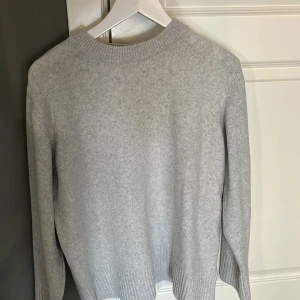 Grå stickad tröja - Grå stickad tröja i bra skick. Storlek XL men passar M