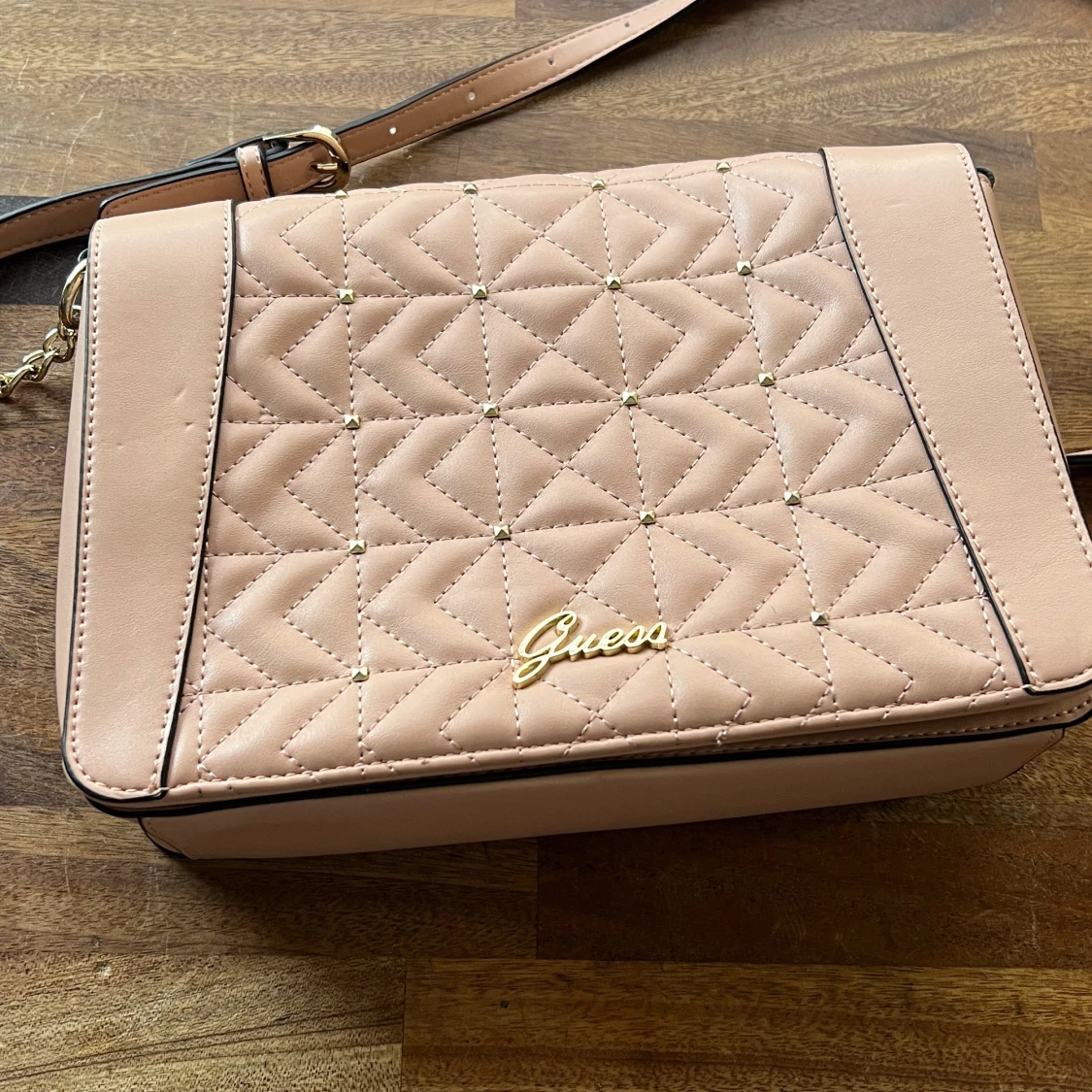 Rosa quiltad axelväska från Guess