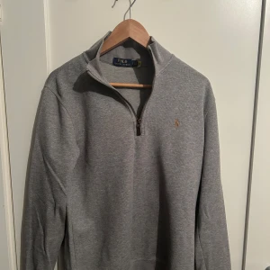 Raffe halfzip grå  - Tjabba! Säljer en fet raffe halfzip i storlek S. skick 10/10. 