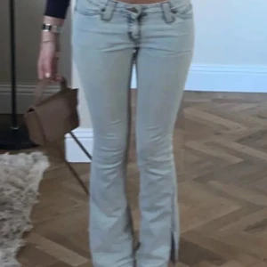 Lågmidjade jeans - Ett par jättefina jeans från Lee. Lågmidjade och jättefina❤️ kan tyvärr inte skicka fler bilder på då de inte längre passar mig❤️