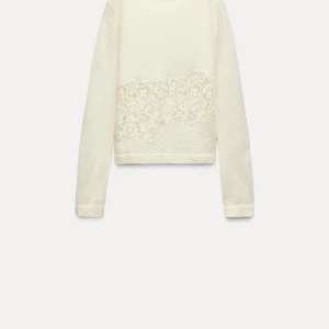Vit tröja med spetsdetalj Zara - Säljer en stilren vit tröja med vacker spetsdetalj på framsidan. Tröjan har långa ärmar och är perfekt för en elegant look. Passar bra till både jeans och kjol. Perfekt för dig som vill ha något unikt i garderoben!. Helt oanvänd med prislapp kvar. Storlek M men sitter mer som en S