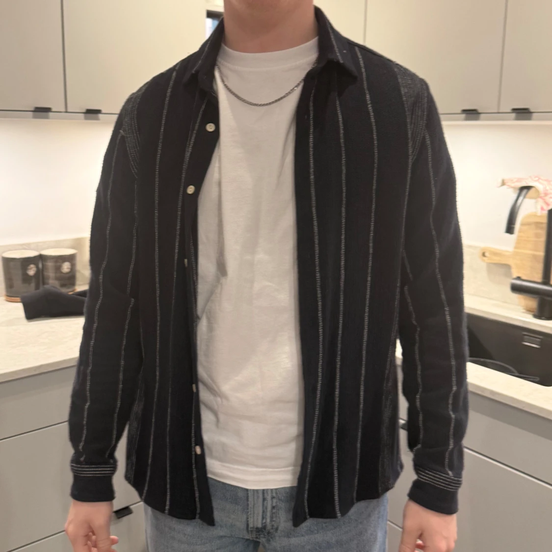 Marinblå och vit randig skjorta - 2