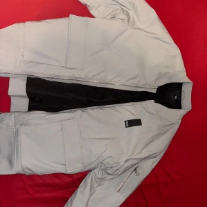 Grå bomberjacka från Smog - Stilren grå/blå jacka från SMOG