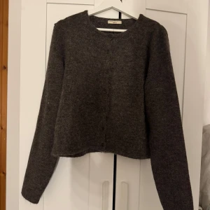 Brun kofta Gina Tricot - Säljer en mysig brun kofta från Gina Tricot i storlek XL men känns mer som L.💕 aldrig använd💖